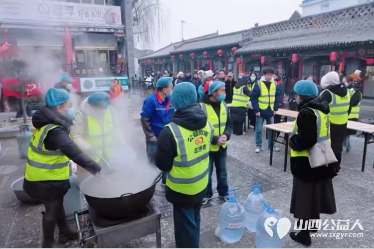 太谷区侨联联动多方开展“传承腊八古俗传递公益温情”志愿活动一碗碗热乎乎的腊八粥跨越城市街巷送到一线劳动者值班人员前来古城的四方游客手中 - 第5张