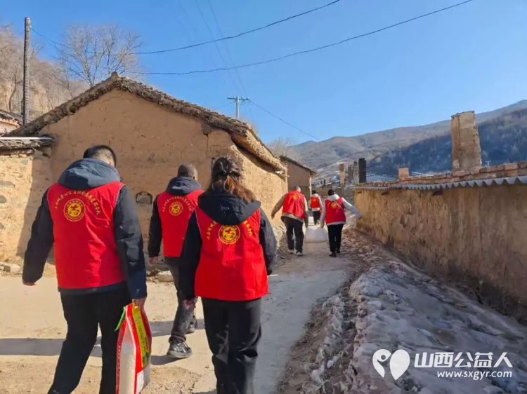 冬日暖阳映童心新春慰问传真情----兴县同城爱心公益协会新春走访为留守儿童送去了白面大米黄油红枣蛋糕等生活慰问品更是一次心灵的慰藉与鼓舞 - 第3张