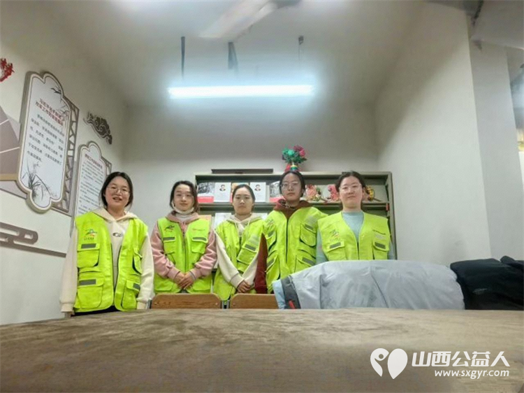 晋中新青年高校志愿者联合服务中心返乡大学生志愿者在社区开展志愿服务活动 - 第1张