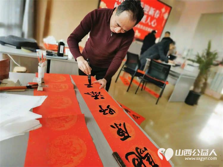 长治市小雨点公益志愿者协会樊文俊老师个人出资慰问杨蓬学校教职员工为辛勤工作在教育一线的8位老师和2家边缘易致贫户送去关怀与温暖 - 第1张