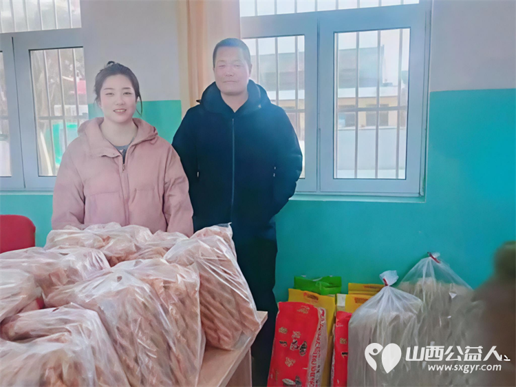 长治市小雨点公益志愿者协会樊文俊老师个人出资慰问杨蓬学校教职员工为辛勤工作在教育一线的8位老师和2家边缘易致贫户送去关怀与温暖 - 第2张