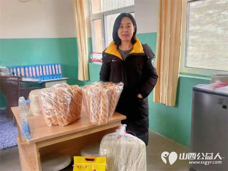 长治市小雨点公益志愿者协会樊文俊老师个人出资慰问杨蓬学校教职员工为辛勤工作在教育一线的8位老师和2家边缘易致贫户送去关怀与温暖 - 第5张