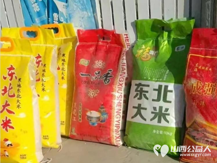 长治市小雨点公益志愿者协会樊文俊老师个人出资慰问杨蓬学校教职员工为辛勤工作在教育一线的8位老师和2家边缘易致贫户送去关怀与温暖 - 第6张