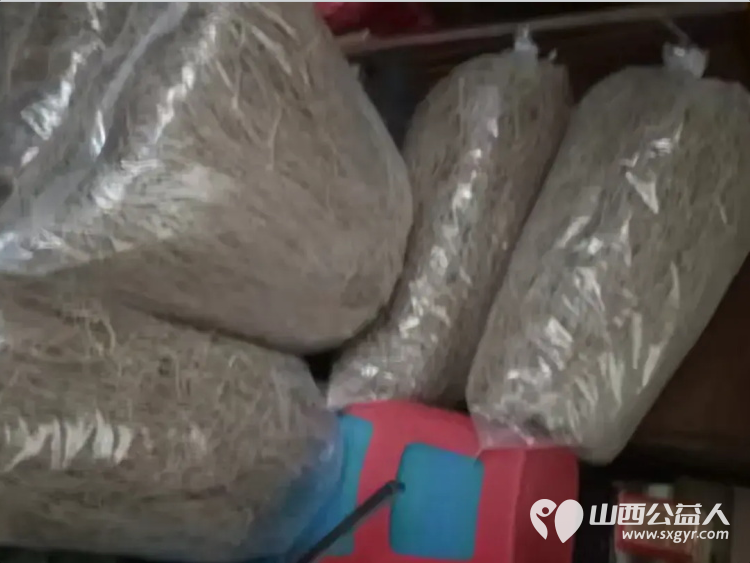 长治市小雨点公益志愿者协会樊文俊老师个人出资慰问杨蓬学校教职员工为辛勤工作在教育一线的8位老师和2家边缘易致贫户送去关怀与温暖 - 第7张