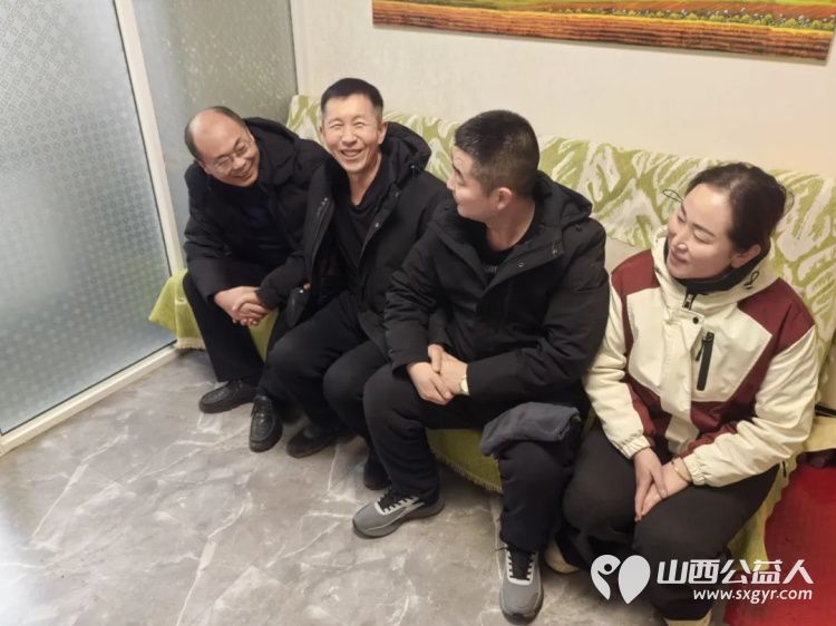 党旗映照夕阳红岁寒情深暖人心----兴县同城爱心公益协会党支部为协会内老党员送去白面大米黄油莜面等生活必需品的慰问活动 - 第2张