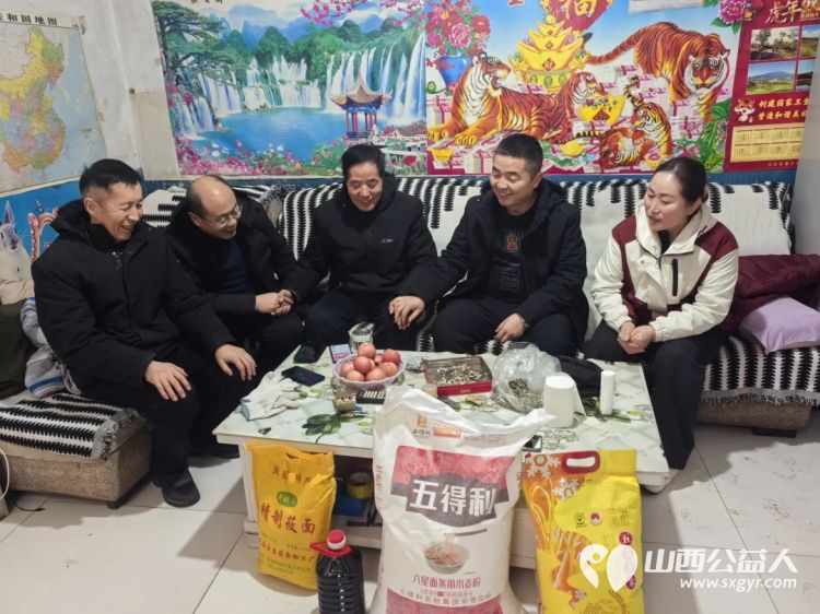 党旗映照夕阳红岁寒情深暖人心----兴县同城爱心公益协会党支部为协会内老党员送去白面大米黄油莜面等生活必需品的慰问活动 - 第1张