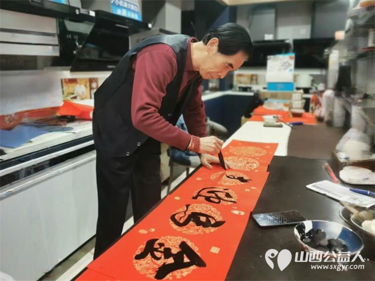 墨香送福情暖寒冬----长治市小雨点公益志愿者协会思源分会举办了慰问孤寡老人及赠送春联活动 - 第15张