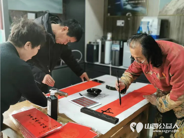 墨香送福情暖寒冬----长治市小雨点公益志愿者协会思源分会举办了慰问孤寡老人及赠送春联活动 - 第14张