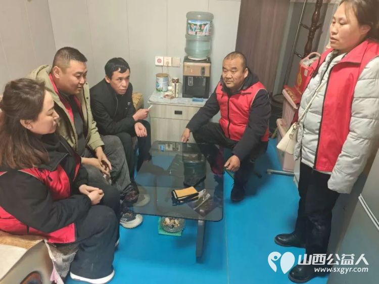 新春送暖践初心爱心帮扶显温情----兴县同城爱心公益协会新春走访慰问双目失明残疾人王忠平家中为寒冬中的困难家庭点燃希望之光 - 第2张