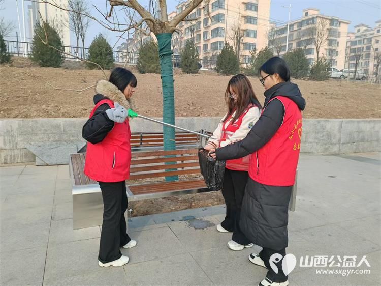 文水县爱心帮扶志愿者协会组织志愿者1月31日继续赴文峪河畔拾捡白色垃圾赴文水街头守十字路口传文明理念引导市民规范出行 - 第3张