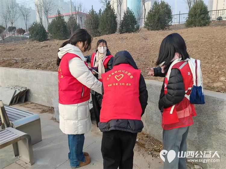 文水县爱心帮扶志愿者协会组织志愿者1月31日继续赴文峪河畔拾捡白色垃圾赴文水街头守十字路口传文明理念引导市民规范出行 - 第2张