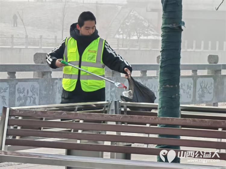 文水县爱心帮扶志愿者协会组织志愿者1月31日继续赴文峪河畔拾捡白色垃圾赴文水街头守十字路口传文明理念引导市民规范出行 - 第7张