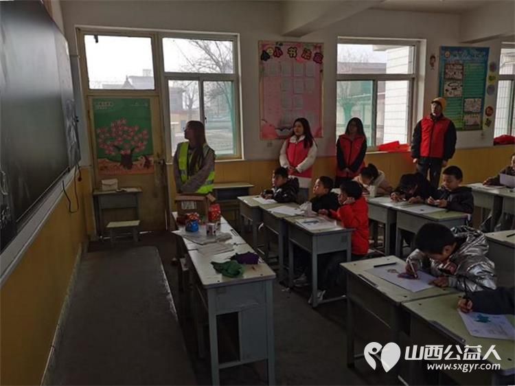 一笔一绘骏马志童心共赴马年梦 文水县爱心帮扶志愿者协会开展公益画画课堂马年绘马志愿者老师引导孩子们用画笔勾勒奔马英姿用童真笔触迎接即将到来的丙午马年 - 第3张