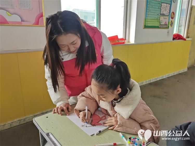 一笔一绘骏马志童心共赴马年梦 文水县爱心帮扶志愿者协会开展公益画画课堂马年绘马志愿者老师引导孩子们用画笔勾勒奔马英姿用童真笔触迎接即将到来的丙午马年 - 第6张