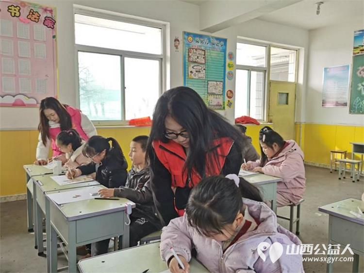 一笔一绘骏马志童心共赴马年梦 文水县爱心帮扶志愿者协会开展公益画画课堂马年绘马志愿者老师引导孩子们用画笔勾勒奔马英姿用童真笔触迎接即将到来的丙午马年 - 第8张