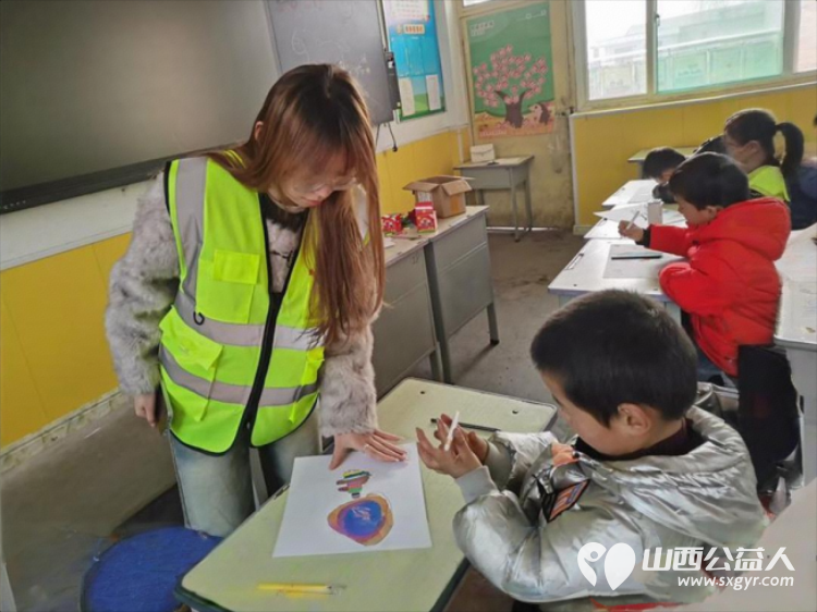 一笔一绘骏马志童心共赴马年梦 文水县爱心帮扶志愿者协会开展公益画画课堂马年绘马志愿者老师引导孩子们用画笔勾勒奔马英姿用童真笔触迎接即将到来的丙午马年 - 第5张