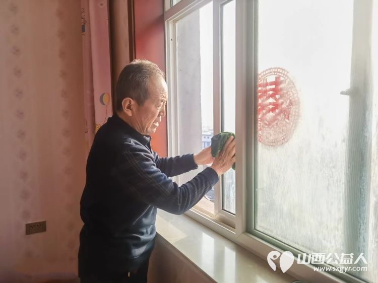 介休市敬老协会组织志愿者走进龙凤镇峪子村入户83岁特困老人杜宏奎家中为老人擦玻璃打扫室内外卫生做饭包饺子 - 第3张