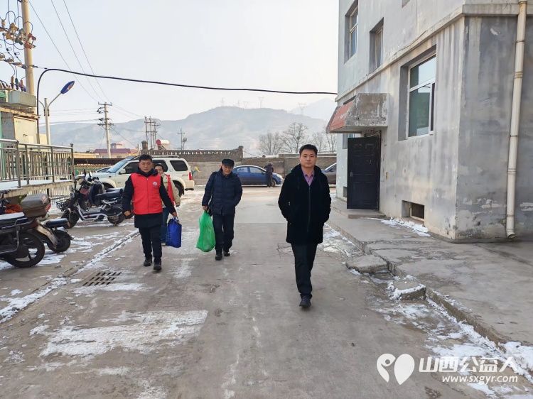 介休市敬老协会组织志愿者走进龙凤镇峪子村入户83岁特困老人杜宏奎家中为老人擦玻璃打扫室内外卫生做饭包饺子 - 第2张