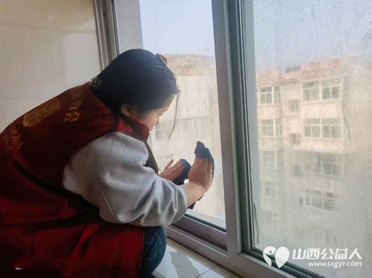 介休市敬老协会组织志愿者走进龙凤镇峪子村入户83岁特困老人杜宏奎家中为老人擦玻璃打扫室内外卫生做饭包饺子 - 第5张