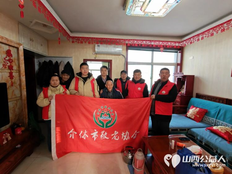 介休市敬老协会组织志愿者走进龙凤镇峪子村入户83岁特困老人杜宏奎家中为老人擦玻璃打扫室内外卫生做饭包饺子 - 第1张
