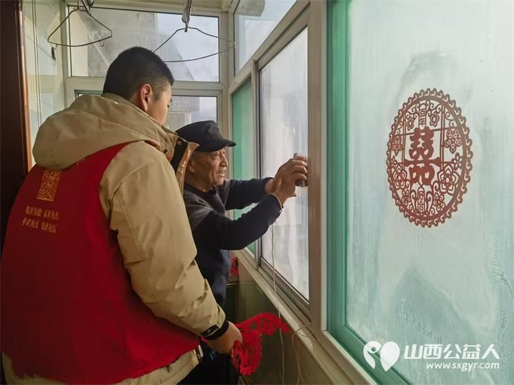 介休市敬老协会组织志愿者走进龙凤镇峪子村入户83岁特困老人杜宏奎家中为老人擦玻璃打扫室内外卫生做饭包饺子 - 第10张