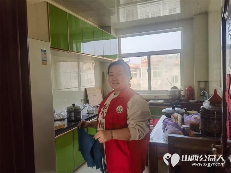 介休市敬老协会组织志愿者走进龙凤镇峪子村入户83岁特困老人杜宏奎家中为老人擦玻璃打扫室内外卫生做饭包饺子 - 第18张