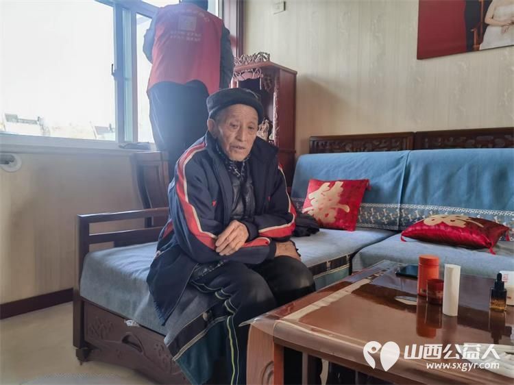 介休市敬老协会组织志愿者走进龙凤镇峪子村入户83岁特困老人杜宏奎家中为老人擦玻璃打扫室内外卫生做饭包饺子 - 第15张