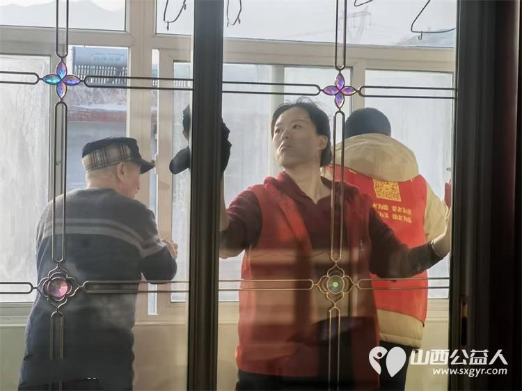 介休市敬老协会组织志愿者走进龙凤镇峪子村入户83岁特困老人杜宏奎家中为老人擦玻璃打扫室内外卫生做饭包饺子 - 第12张