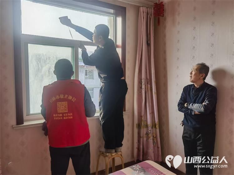 介休市敬老协会组织志愿者走进龙凤镇峪子村入户83岁特困老人杜宏奎家中为老人擦玻璃打扫室内外卫生做饭包饺子 - 第11张