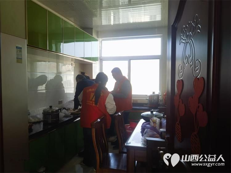 介休市敬老协会组织志愿者走进龙凤镇峪子村入户83岁特困老人杜宏奎家中为老人擦玻璃打扫室内外卫生做饭包饺子 - 第14张