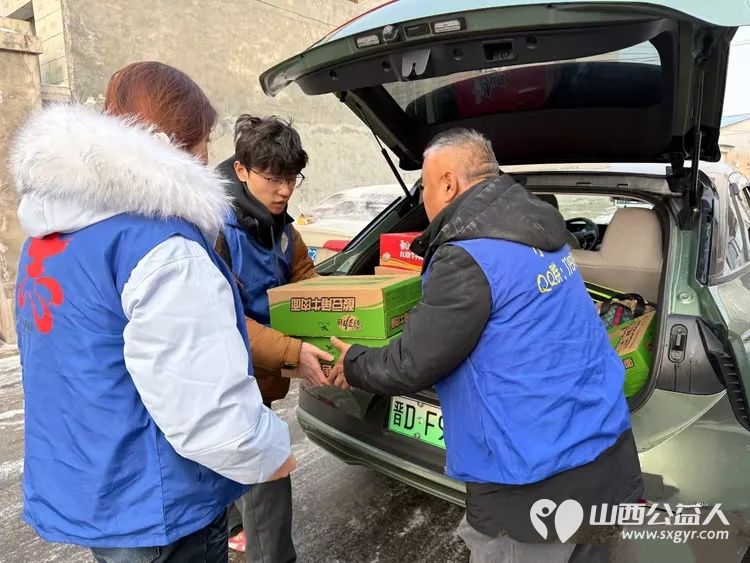 长治市小雨点公益志愿者协会看望潞州区两户贫困家庭捐赠各类方便面三十五件部分罐头蛋糕饮用水等物品价值一千六百多元 - 第3张