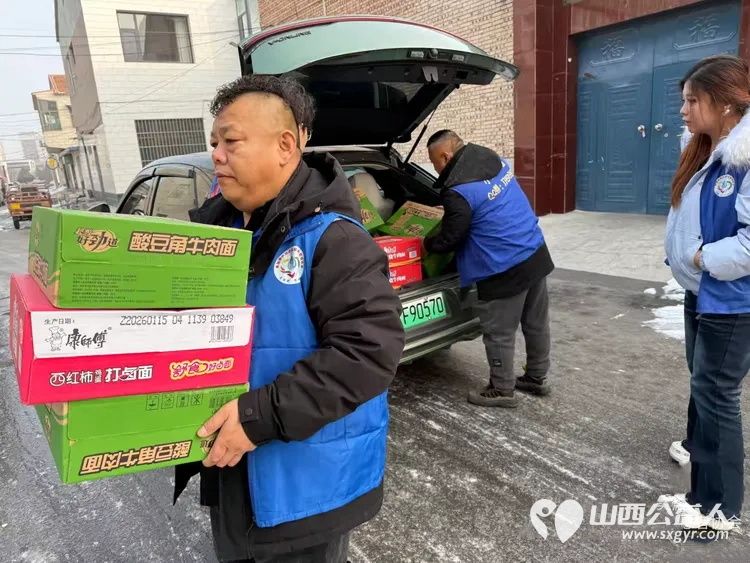 长治市小雨点公益志愿者协会看望潞州区两户贫困家庭捐赠各类方便面三十五件部分罐头蛋糕饮用水等物品价值一千六百多元 - 第6张