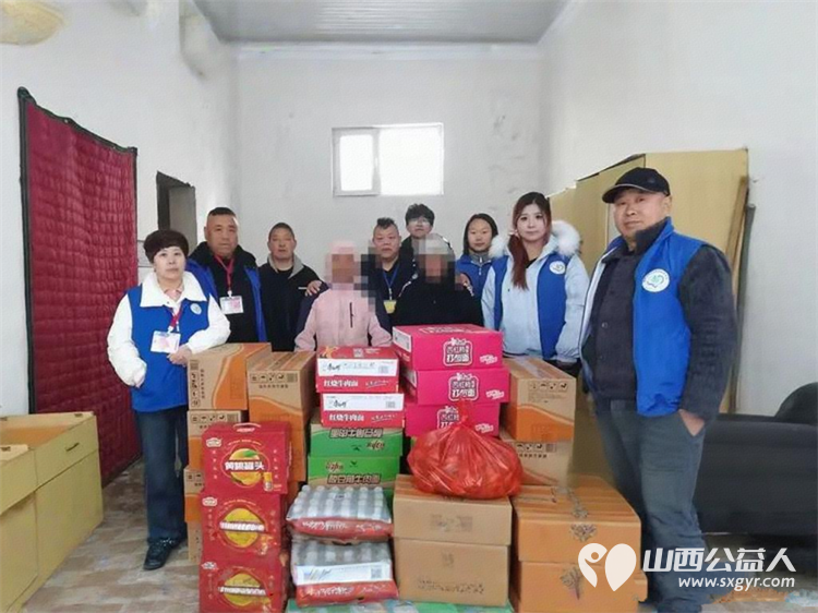 长治市小雨点公益志愿者协会看望潞州区两户贫困家庭捐赠各类方便面三十五件部分罐头蛋糕饮用水等物品价值一千六百多元 - 第2张