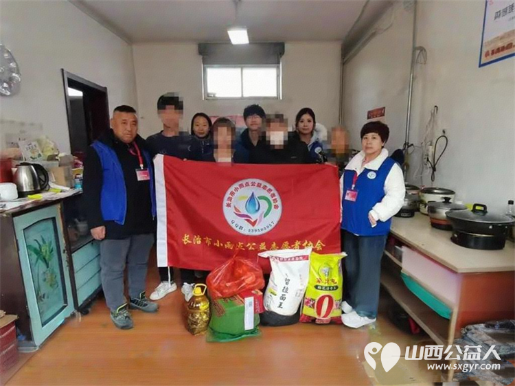 长治市小雨点公益志愿者协会看望潞州区两户贫困家庭捐赠各类方便面三十五件部分罐头蛋糕饮用水等物品价值一千六百多元 - 第1张