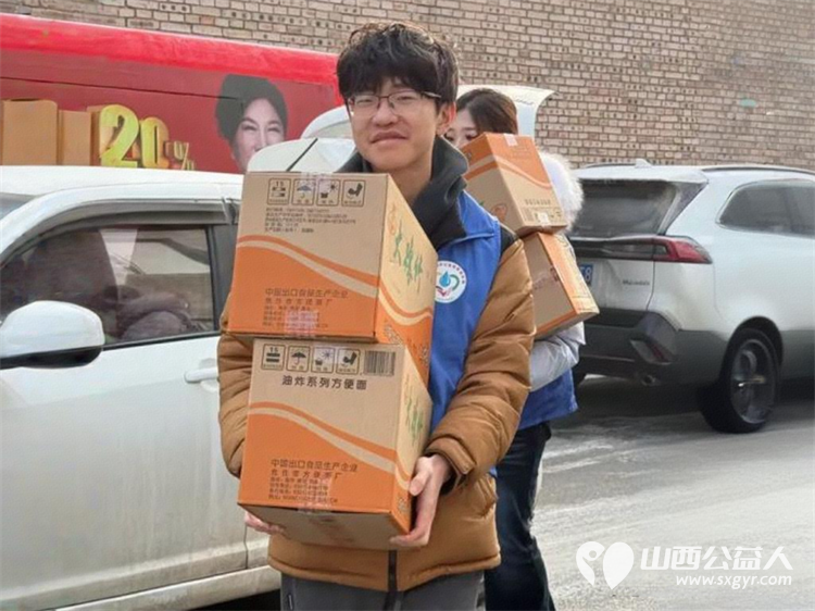 长治市小雨点公益志愿者协会看望潞州区两户贫困家庭捐赠各类方便面三十五件部分罐头蛋糕饮用水等物品价值一千六百多元 - 第7张