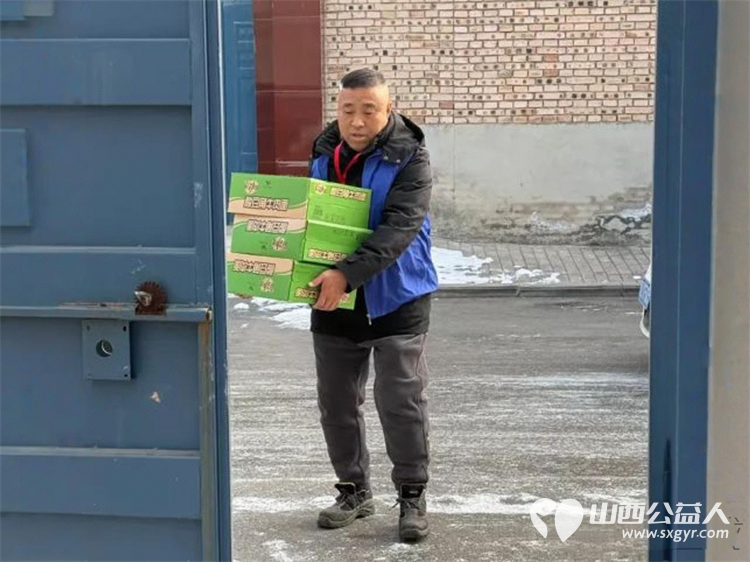 长治市小雨点公益志愿者协会看望潞州区两户贫困家庭捐赠各类方便面三十五件部分罐头蛋糕饮用水等物品价值一千六百多元 - 第10张