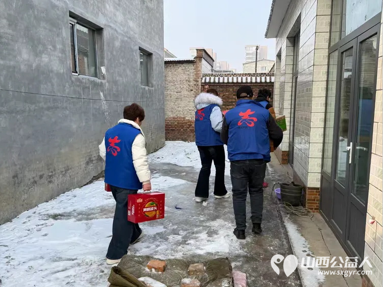 长治市小雨点公益志愿者协会看望潞州区两户贫困家庭捐赠各类方便面三十五件部分罐头蛋糕饮用水等物品价值一千六百多元 - 第11张