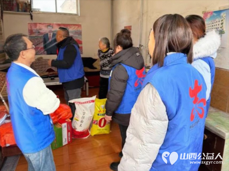 长治市小雨点公益志愿者协会看望潞州区两户贫困家庭捐赠各类方便面三十五件部分罐头蛋糕饮用水等物品价值一千六百多元 - 第4张