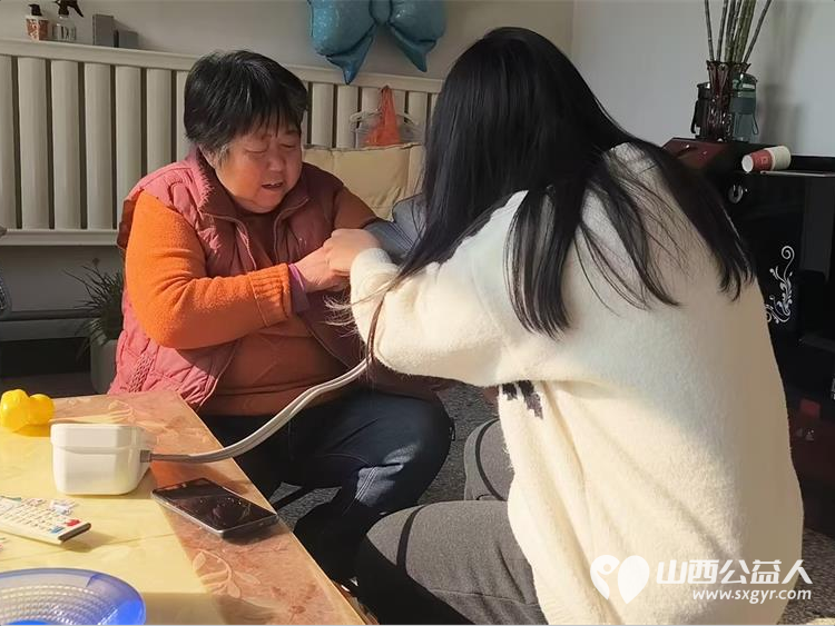 山西应用科技学院学生志愿者组织“情暖双代”公益服务赴山西省内各乡村为高龄老人提供健康监测为留守儿童进行学业辅导 - 第5张