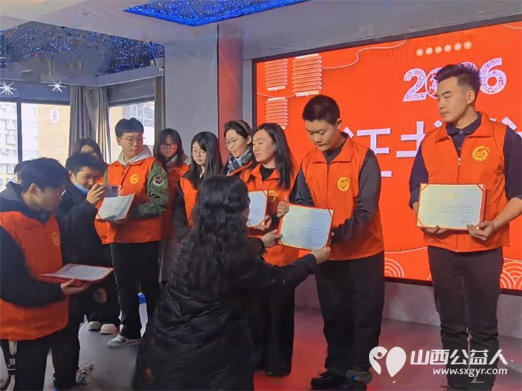 临汾市志愿服务联合会护苗爱心志愿服务队举办新春联谊活动为100余名志愿者发放优秀志愿者证书及春联用最温暖的形式为奉献爱心的志愿者送去新年礼包 - 第7张