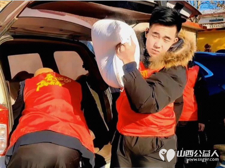 临汾市志愿服务联合会护苗爱心志愿服务队举办新春联谊活动为100余名志愿者发放优秀志愿者证书及春联用最温暖的形式为奉献爱心的志愿者送去新年礼包 - 第15张