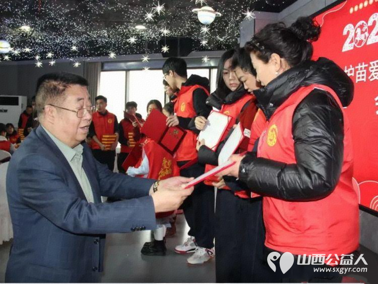 临汾市志愿服务联合会护苗爱心志愿服务队举办新春联谊活动为100余名志愿者发放优秀志愿者证书及春联用最温暖的形式为奉献爱心的志愿者送去新年礼包 - 第8张