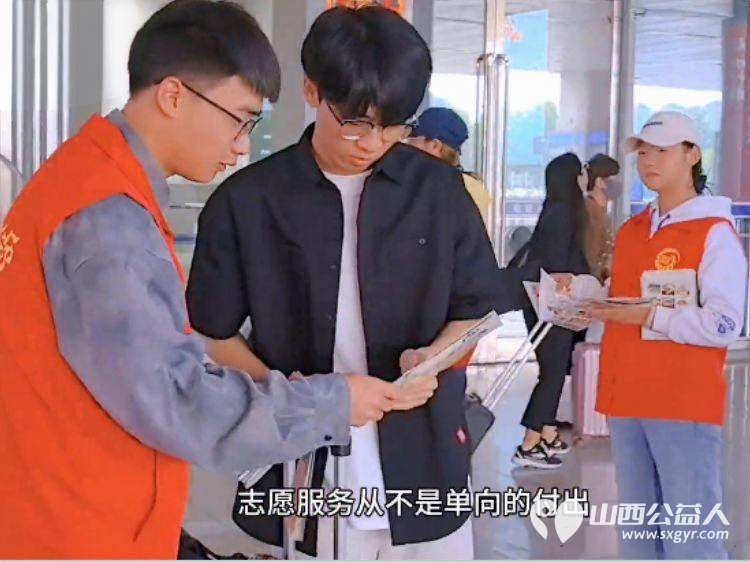 临汾市志愿服务联合会护苗爱心志愿服务队举办新春联谊活动为100余名志愿者发放优秀志愿者证书及春联用最温暖的形式为奉献爱心的志愿者送去新年礼包 - 第3张