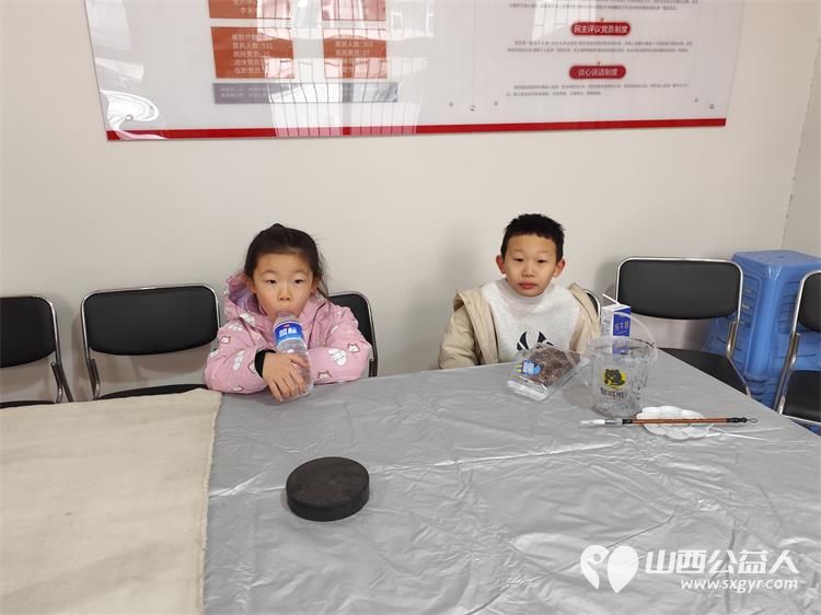 墨香迎新春笔暖菜园苑----太原市迎泽区南内环二社区菜园苑小区志愿者写春联活动举办书法家苏甲生挥毫书写双西小学三年五班周思源捐赠对联100付福字100个 - 第21张