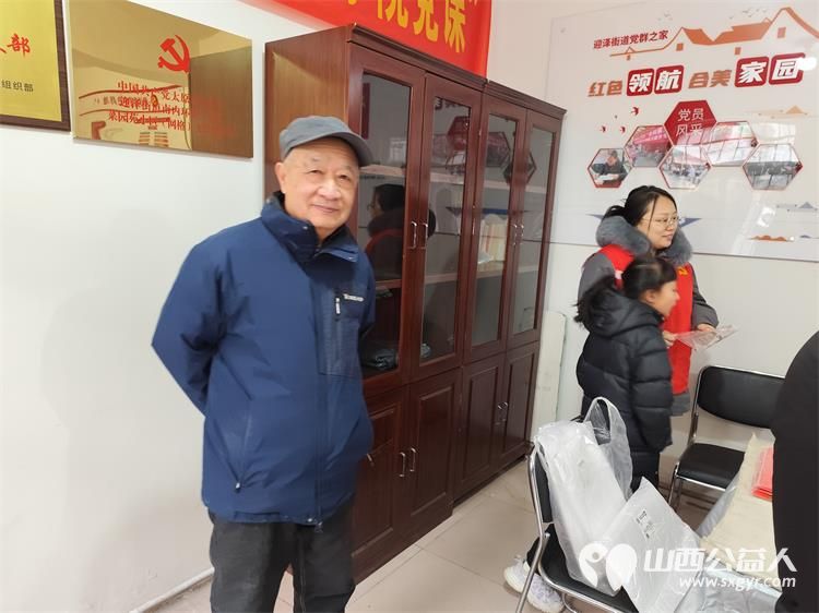 墨香迎新春笔暖菜园苑----太原市迎泽区南内环二社区菜园苑小区志愿者写春联活动举办书法家苏甲生挥毫书写双西小学三年五班周思源捐赠对联100付福字100个 - 第22张