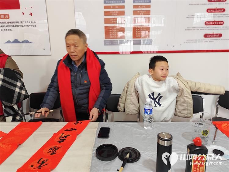 墨香迎新春笔暖菜园苑----太原市迎泽区南内环二社区菜园苑小区志愿者写春联活动举办书法家苏甲生挥毫书写双西小学三年五班周思源捐赠对联100付福字100个 - 第6张