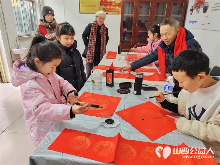 墨香迎新春笔暖菜园苑----太原市迎泽区南内环二社区菜园苑小区志愿者写春联活动举办书法家苏甲生挥毫书写双西小学三年五班周思源捐赠对联100付福字100个 - 第8张