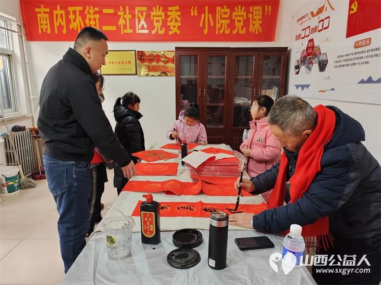 墨香迎新春笔暖菜园苑----太原市迎泽区南内环二社区菜园苑小区志愿者写春联活动举办书法家苏甲生挥毫书写双西小学三年五班周思源捐赠对联100付福字100个 - 第9张