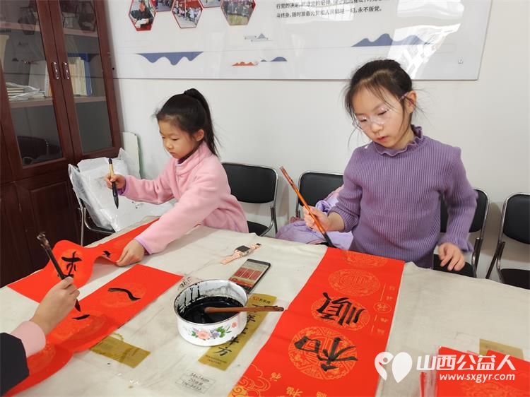 墨香迎新春笔暖菜园苑----太原市迎泽区南内环二社区菜园苑小区志愿者写春联活动举办书法家苏甲生挥毫书写双西小学三年五班周思源捐赠对联100付福字100个 - 第11张