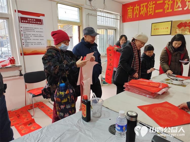 墨香迎新春笔暖菜园苑----太原市迎泽区南内环二社区菜园苑小区志愿者写春联活动举办书法家苏甲生挥毫书写双西小学三年五班周思源捐赠对联100付福字100个 - 第19张